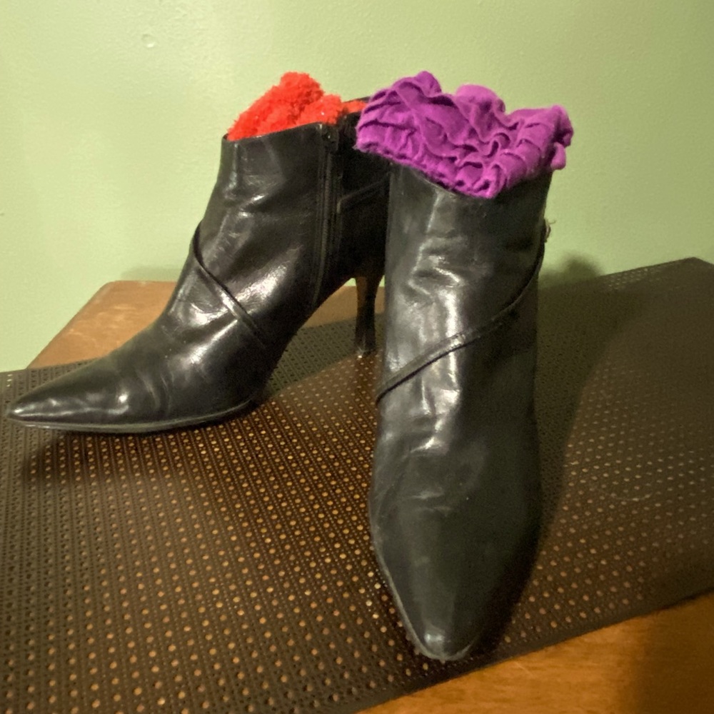 Nine West Black Leather Stiletto Booties w/silver buckle detail